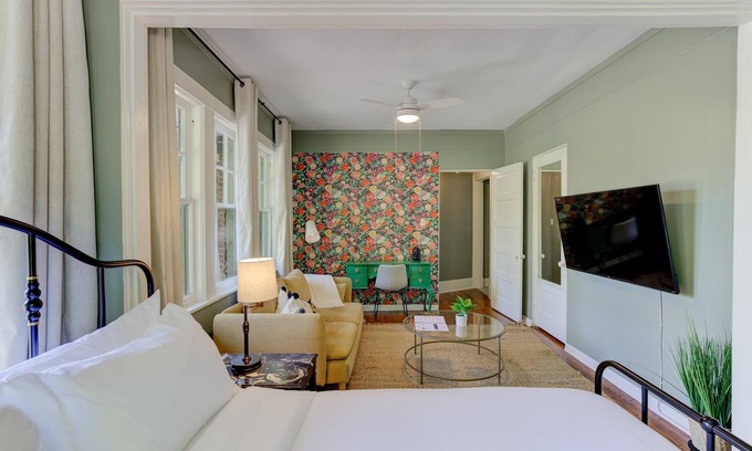 Midtown Apartamento | Cheerful and Chic Upper Unit Close to Everything!