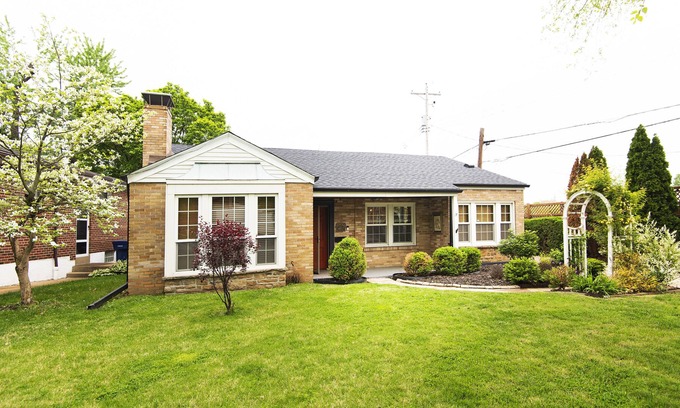 Lindenwood Park Casa | Cheerful and spacious 2 bedroom home with parking