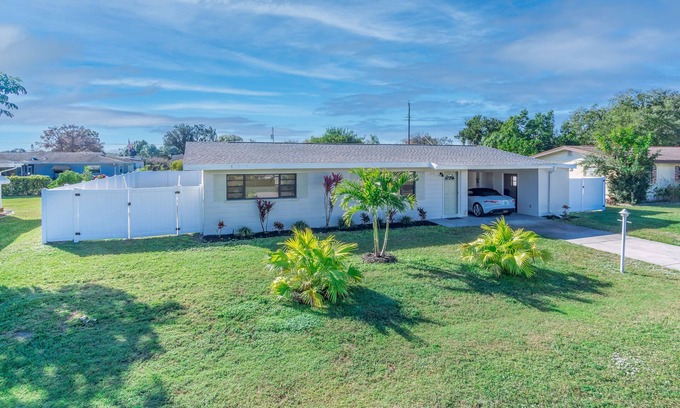 Venice Gardens Casa | Cheerful Beach 2-bedroom Home with RV/Boat Parking & RV Hook-up
