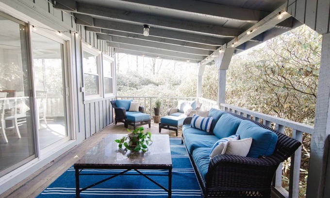 Black Mountain Cabina | Cheerful cabin, modern amenities- close to Black Mountain & Asheville