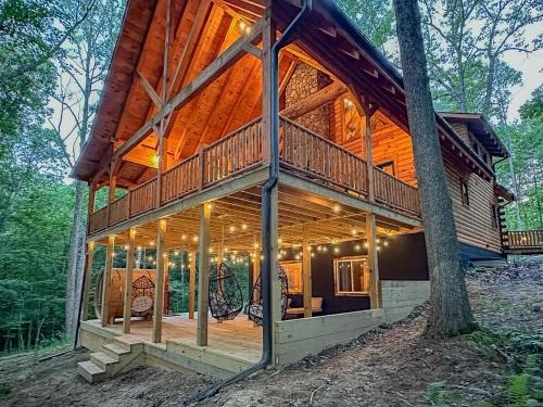 Logan Chalet De Esquí | Cheerful Cabin Nestled in Serene Wooded Ravine