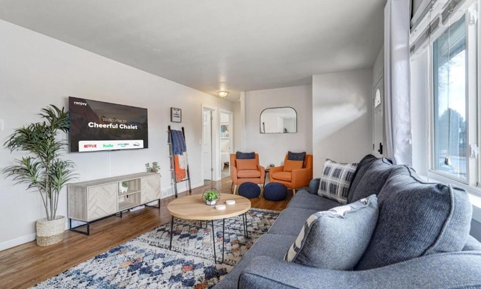 Village Seven Apartamento | Cheerful Chalet Centrally Located w BBQ Pit