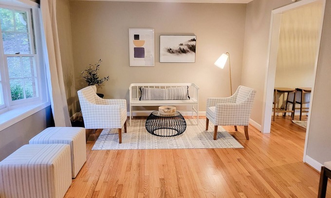 Chapel Hill Casa | Cheerful Chapel Hill 4 BR HOUSE Close to UNC/Carrboro on Private 7 Acre Flat Lot