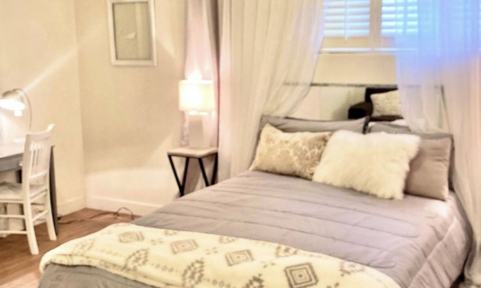 Mesa Casa | Cheerful cottage in charming Temple neighborhood.