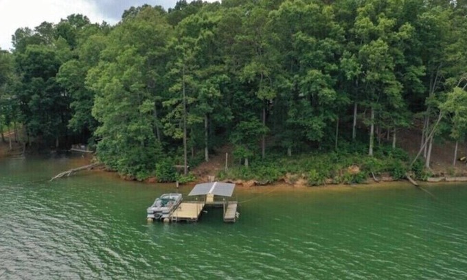 Fair Play Cabaña | Cheerful cottage on a lake, Covered Dock, 3BD, 2BA