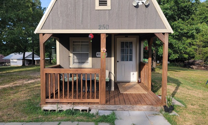 Bauxite Apartamento | Cheerful Country Tiny Home!