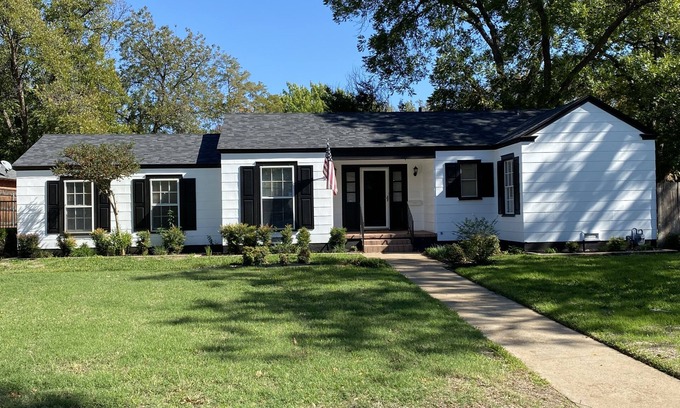 Wichita Falls Casa | Cheerful Country Club Cottage Near MSU