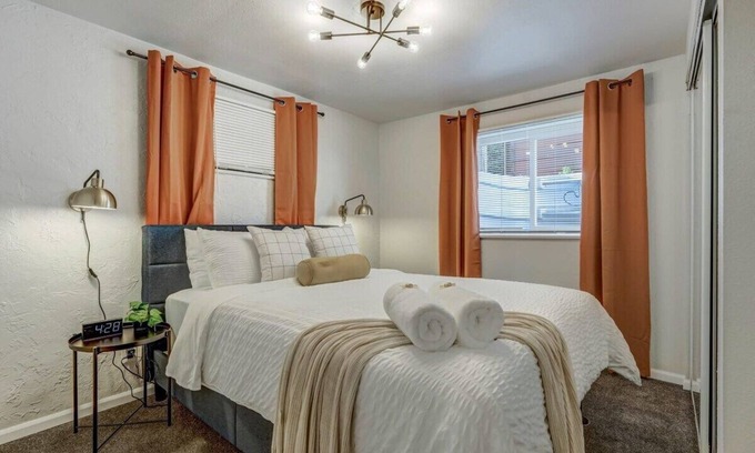 Village Seven Apartamento | Cheerful Cove - Cozy Basement Centrally Located