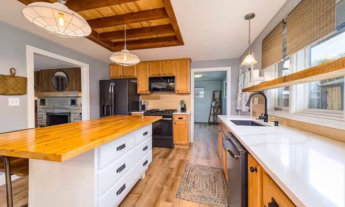 Greenwood Casa | Cheerful & cozy farmhouse 2 bedroom home