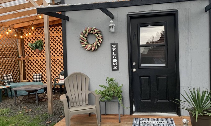 Lowell Apartamento | Cheerful, cozy TINY HOUSE, loft bedroom, walking distance to lake!