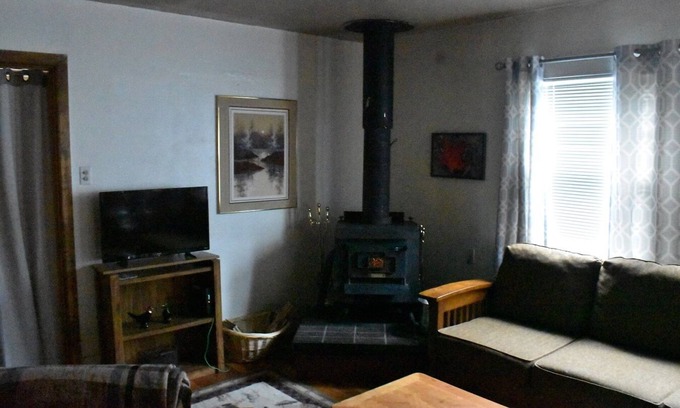 Fall River Mills Casa | Cheerful & Cozy 3 Bedroom Plus Residence