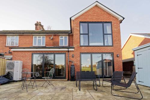 Petham Casa | Cheerful Family Friendly Cottage Patio with BBQ