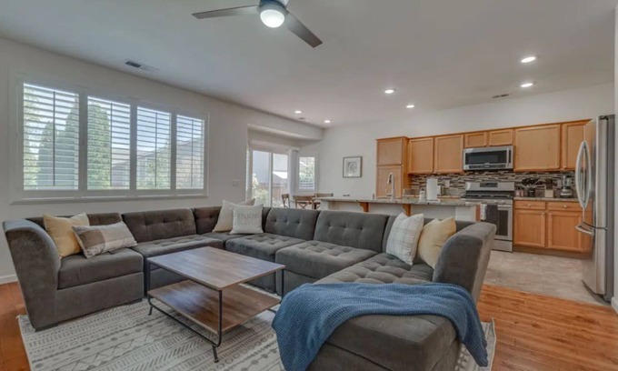Sparks Casa | ☀Cheerful Family Getaway ~ Large & Sunny Backyard☀