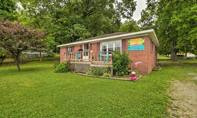 Grand Rivers Cabaña | Cheerful Grand Rivers Cottage, 1/2 Mi to Lake