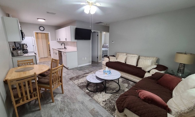Warm Mineral Springs Casa | Cheerful Home by the Springs