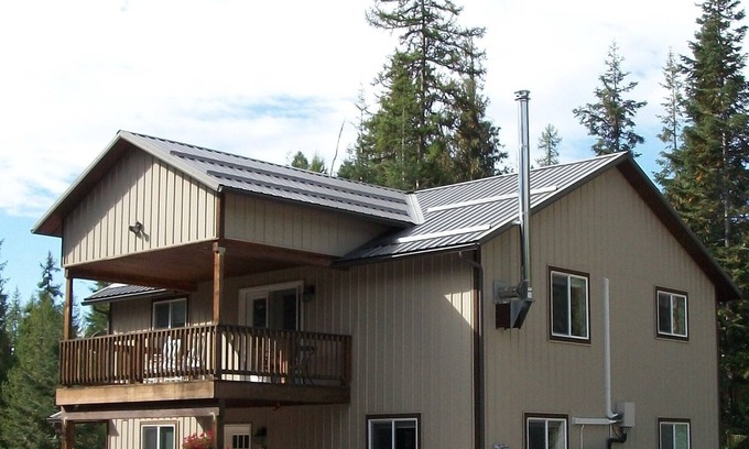 Colville Casa | Cheerful home in a beautiful, tranquil forest.