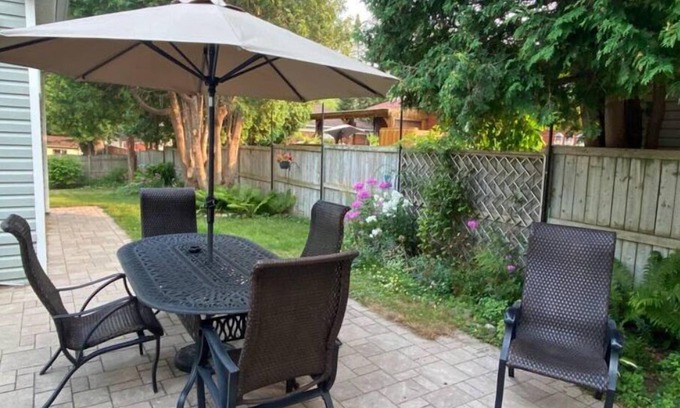 Deux-Montagnes Casa | Cheerful home on large lot near lake and Montreal
