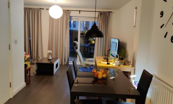 Colchester Casa | Cheerful house, private room and private shower/toilet. comfortable king size mattress