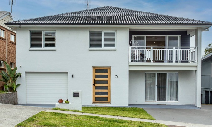 Lake Munmorah Casa | Cheerful Lakeside House-Minutes away from anywhere