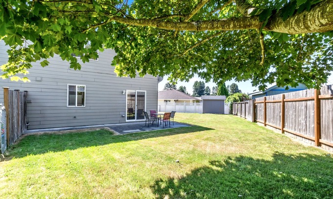 Holly Casa | Cheerful, Large yard, Central!
