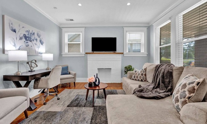 Vollintine-Evergreen Casa | Cheerful Midtown home with view of Rhodes College