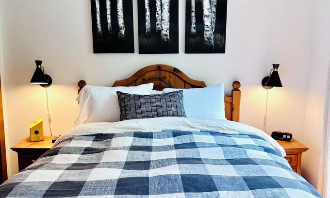 Plymouth Chalet De Esquí | Cheerful, mountain chalet w/sauna & new hot tub - dog friendly!
