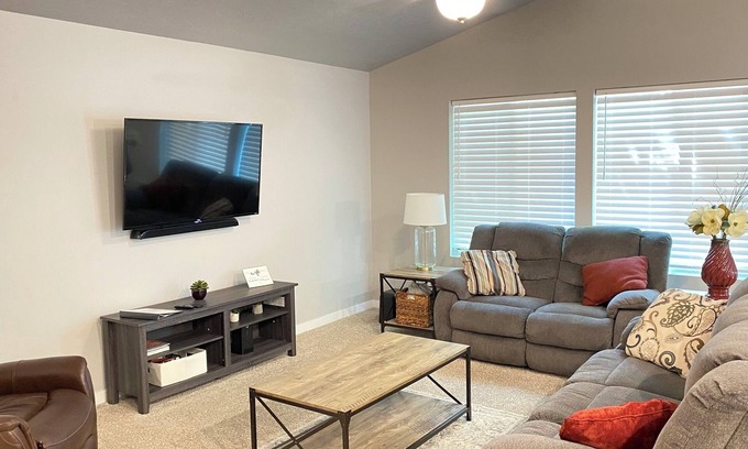Meridian Casa | Cheerful NEW Executive Home with office-Meridian