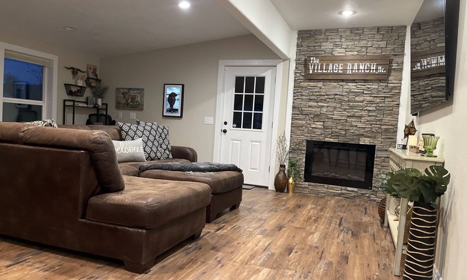 Halfway Otro | Cheerful Newly remodeled 3-bedroom farmhouse