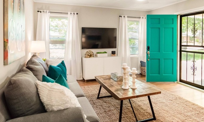 Memphis Casa | Cheerful nicely furnished 2 bedroom home in a safe neighborhood