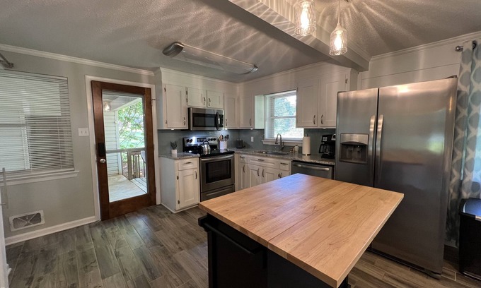 Newton Casa | Cheerful, relaxing ranch in quiet neighborhood with fire pit