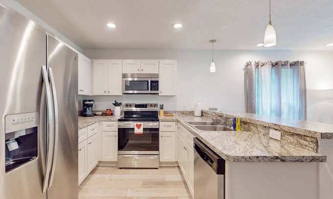 Homosassa Casa | Cheerful retreat with large patio, full kitchen, snowbird friendly
