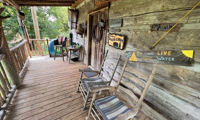Fayetteville Cabina | Cheerful Riverfront Retreat