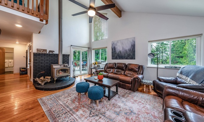 Shaver Lake Cabina | Cheerful, spacious family cabin ready for fun!