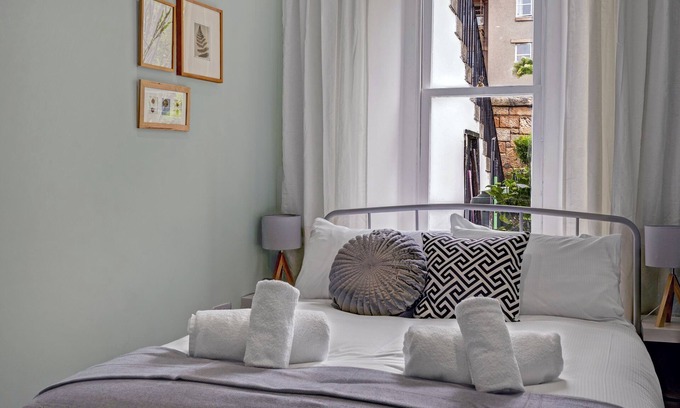 West End Cabaña | Cheerful Stays: Westend Cottage - Edinbrugh