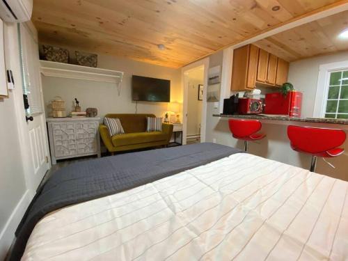 Edgecomb Casa | Cheerful Studio Close to Everything 12