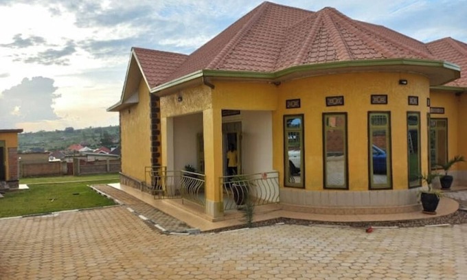 Kinazi Casa | Cheerful suburban Home