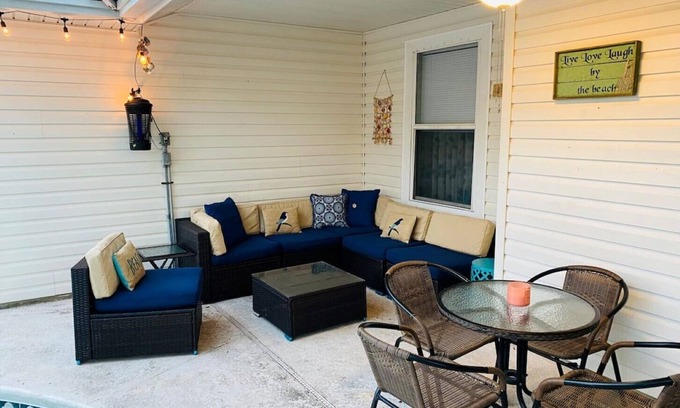 Orange Park Casa | Cheerful three bedroom home with a pool