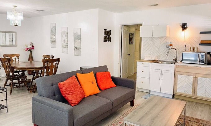 Brunswick Casa | Cheerful, three bedrooms, centrally-located place near hospital, St Simons
