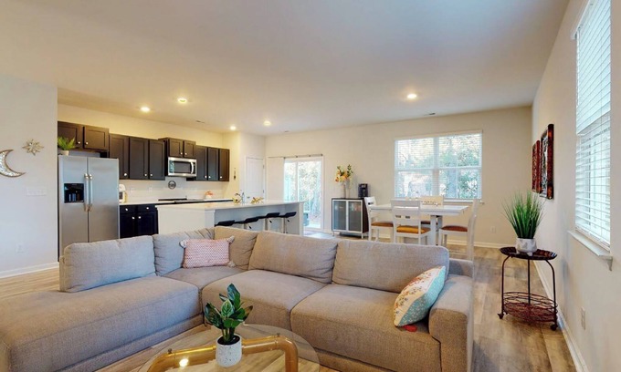 Kings Grant Casa | Cheerful, Trendy and Spacious Townhouse