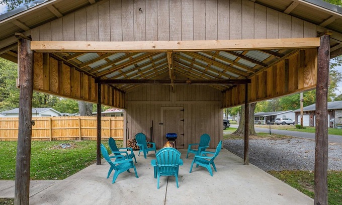 Lakeview Casa | Cheerful Two Bedroom Indian Lake Retreat!
