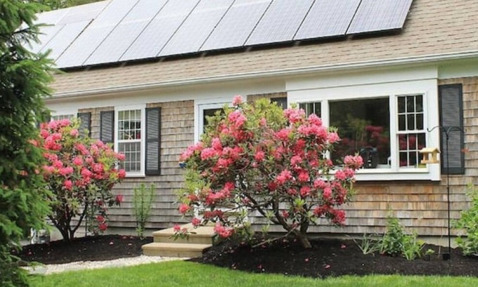 West Barnstable Casa | Cheerful Two Bedroom Quintessential Cape Home