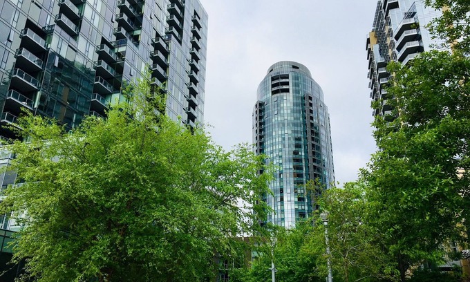 Corbett - Terwilliger - Lair Hill Condominio | Cheerful Urban Living in Highrise Condo by Waterfront with Great Views