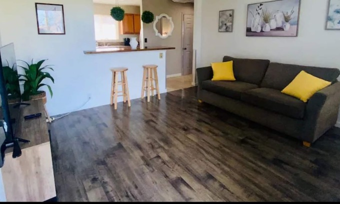 Grenada Casa | Cheerful vacation 3-BR home convenient for I-5 travelers 20m from Mt Shasta city