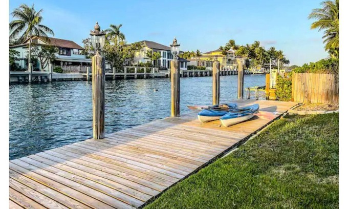 Lauderdale Harbours Casa | Cheerful waterfront 2 bedroom house with pool