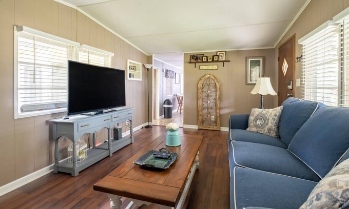Denton Casa | Cheerful Wooded Retreat: 2BD/1BA | Denton