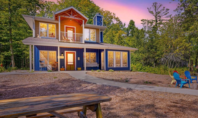 Sturgeon Bay Cabaña | Cheery accessible lakefront cottage-quiet side of Lake Michigan in Door County