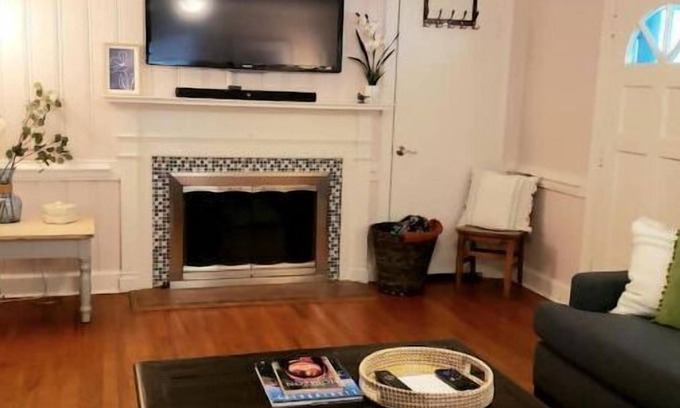 Rocky Mount Casa | Cheery and bright! Pet friendly!
