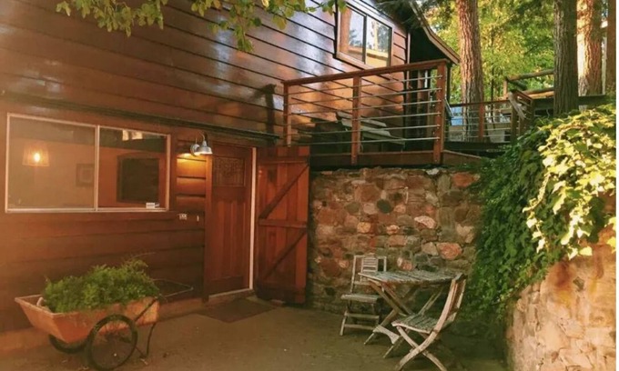Mi-Wuk Village Cabina | Cheery cabin with AMAZING sunset views located near dining in Twain Harte, CA
