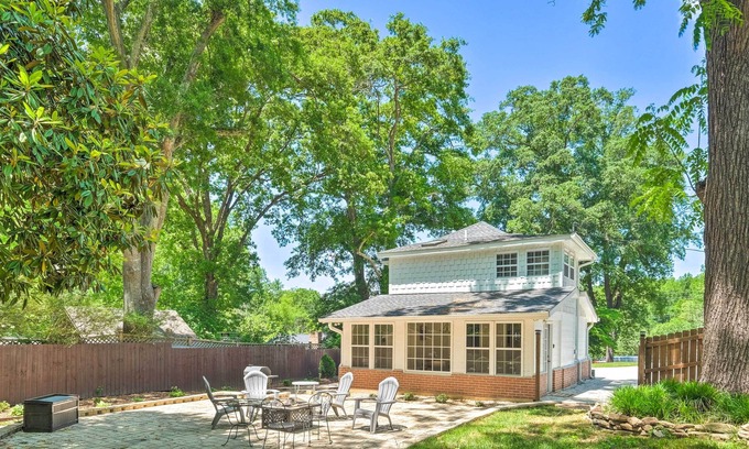 Marietta Cabaña | ¡NUEVO! Cheery Cottage w / Yard: Marietta Square <1 Mi
