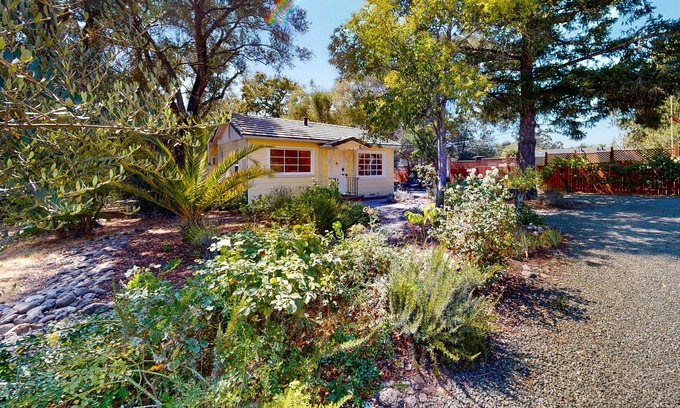 Glen Ellen Casa | Cheery Glen Ellen gem with a large private yard & BBQ - walk to downtown